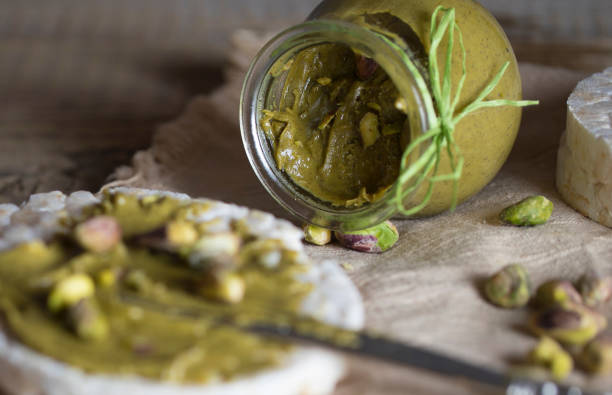 تصویر پسته به عنوان بخشی از رژیم غذایی سالم در کنار میوه‌ها، سالاد و مغزهای دیگر