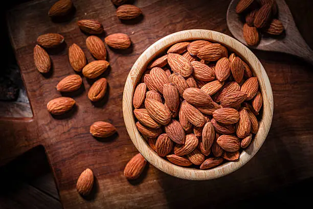 مصرف بادام درختی در ایران به‌صورت آجیل و شیرینی سنتی